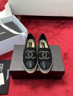 厂价 CHANEL专柜同步上新针织毛线 百搭、上脚大气 坚持版型与正品一致 面料：特殊针织羊毛毛线 柔软、保暖 内里： A级进口 绵羊皮内里、超柔软绵羊垫脚 大