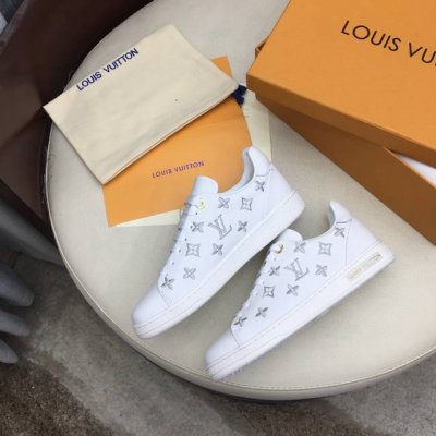 上新路易威登Lv小白鞋， 最火爆刺绣休闲鞋，专柜同步，任何人都很合适超鸡舒适百搭厚底显高， 鞋面:采用丝绸牛皮材质 ，内里透气羊皮里 大底:原版定制防滑橡胶大底