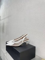 网孔材质 后空中跟凉鞋 6.5Cm Alaia 胶片凉鞋来自巴黎 一见倾心 白色 桃心 爱拉拉还有另外性感的一面 配上不同款式，不同风格都能轻松驾驭，无论牛仔裤