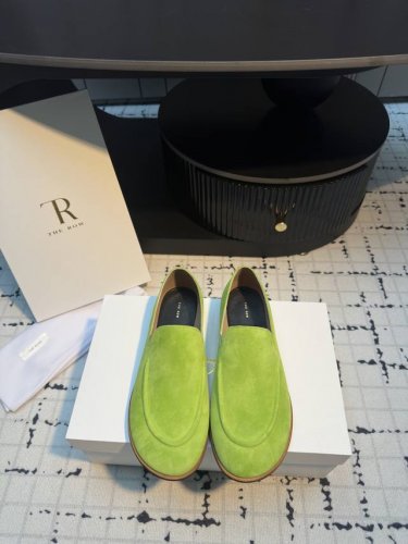 the Row 25Ss 春夏季新款 乐福鞋 单鞋 第一眼看到这个鞋子就爱上了 带点复古味随意搭配都好看 各大网红博主都在穿它 整个鞋子非常柔软 好穿不磨脚 简