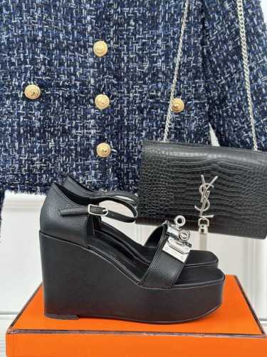 厂价 HermèS 爱马仕经典防水台坡跟厚底凉鞋 极约复古的设计 浓厚的异域风情 时髦感十足、随便上脚都很有腔调 简简单单的款式随便搭配一下高级感就很棒 百搭的