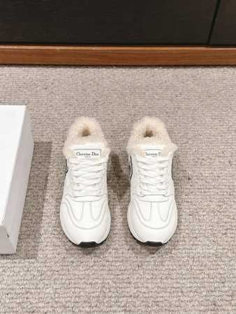 顶级品质 dior ss24 new arrival～ 迪奥2024秋冬新品｜羊羔毛运动鞋 Dior这一季的度假风运动鞋超级的火爆！ 鞋面配色，C和D饰以点缀l - 点击图像关闭