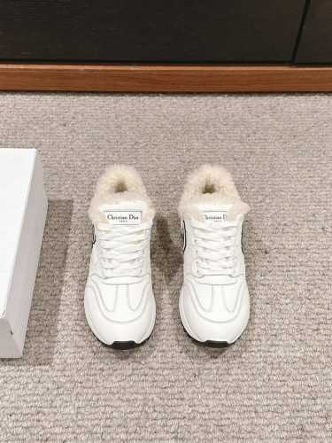 顶级品质 dior ss24 new arrival～ 迪奥2024秋冬新品｜羊羔毛运动鞋 Dior这一季的度假风运动鞋超级的火爆！ 鞋面配色，C和D饰以点缀l