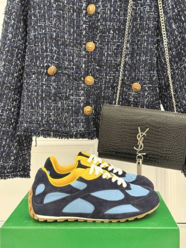 厂价 男码10 Bottega Veneta Bv葆蝶家情侣款 休闲运动鞋 以90年代复古风格为灵感 呼应品牌标志性Intrecciato编织元素 展现出精致前