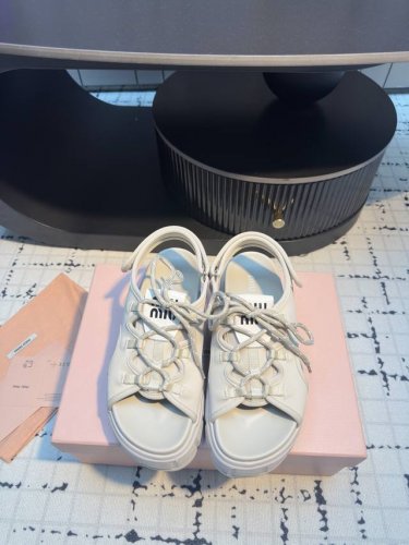 miu Mi* 25Ss春夏专柜新款厚底凉鞋 上脚舒适感极好的一款休闲厚底凉鞋 搭配牛仔裤Yyds 上脚超级显腿长 鞋面 缎莱卡轻弹布 水台 Tpu水台 鞋底
