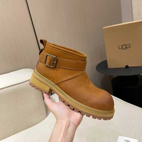 UGG。 最高版本官网同款雪地靴机车靴：超显瘦显腿长。款式百搭时尚： 面料：牛皮 内里和垫脚：澳洲进口纯百分之百的全真羊毛 大底：原版开模橡胶底.超级防滑.轻便