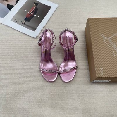橙子出厂价p christianlouboutin 春夏新款 Cl红底鞋 铆钉一字带高跟凉鞋 铆钉加持 释放你的不羁灵魂 朋克风铆钉 彰显个性酷感十足的铆钉元素