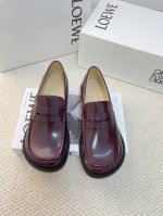 Loewe罗意威2024秋冬新款乐福鞋 这款鞋一定能给你带来强烈的视觉冲击个性金属扣装饰是这款鞋的焦点所在，一眼就相中这样的懒人半拖，应该是人见人爱啦！因为它真