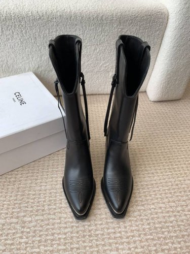 Celine 赛琳 24ss秋冬新品 复古粗跟 切尔西 尖头 铁扣长靴 高靴 骑士靴 塞琳这一季好看的款式真的是很多 比如这款军靴就很机车风 重点夸夸靴筒设计