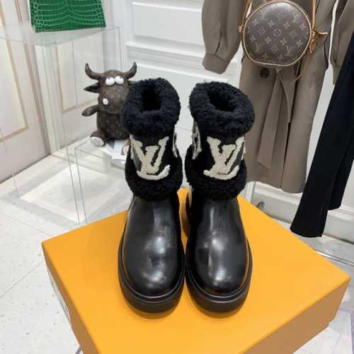 Lfw new arrival，L家秋冬新款雪地靴！皮毛一体材质，搭配有一定厚度的鞋底，给足你寒冷中的安全感！ Size：35-40