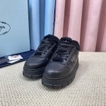 顶级版本 PRADA 普拉达秋冬新款厚底高帮雪地靴鞋这款牛筋底上脚非常舒适，今年非常爆，穿上 增高 休闲两不误，清爽的表现足以表达对鞋子的个个细节的把控， 面料