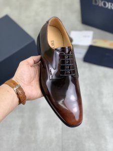 工厂价 实价 水染牛里 原单品质Dior .迪奥 原单代购、高端皮鞋、面料：采用意大利进口擦色开边珠牛皮水染牛里 牛皮里特供原版组合大底、做工精细、实物拍摄si