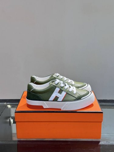 H 爱马仕高端奢品，男士低帮厚底休闲运动鞋，牛皮打造，精品级别，打造现代都会风格！进口小牛皮内里，柔软舒适 ，TPU大底轻便舒适，精品级别！ 元 Size：38