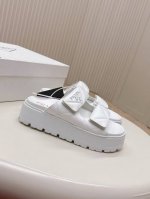 Prada 普拉达2025春夏新款凉鞋 罗马厚底魔术贴凉鞋 拖鞋 最新走秀款，经典升级 舒适度与时髦度并存 每个颜色搭配都好看，设计搭配不同风格需求 鞋面：原版