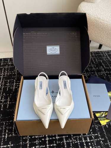 东莞代购级 官网同步盒包装 Prada 普拉达春夏 全新升级 实力来袭！ 当红巨星金晨同款凉鞋，时髦百搭Nice单品 这款亮面皮革后饰带高跟鞋的橡胶隔层鞋底包裹