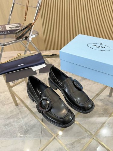 prada春夏新款乐福鞋 时髦精必入 姐妹们 这双prada乐福鞋真的美到窒息 **开边珠牛皮** 面料高级有质感 阳光下闪闪发光 搭配 **超大圆扣装饰**