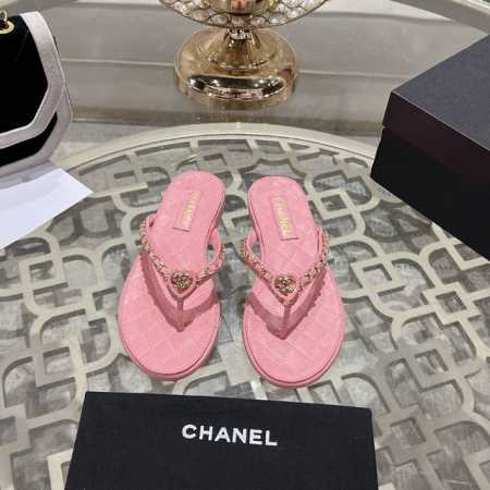 Chanel 小香2024最新走秀时装 链条装饰 顶级品质！精确到1：1 轻奢而不累脚、上脚可随意搭配春夏的服饰、更加彰显质感和品味、简约中带奢华的外观、哪怕只 - 点击图像关闭