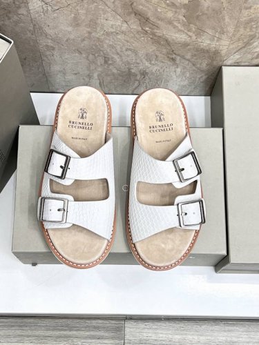 brunello Cucinelli 男士沙滩鞋 鞋垫均有品牌徽章装饰，真皮沿条 Tpu轻弹外底可以确保鞋子更合脚，穿着更舒适。 码数：39-45 38.46.