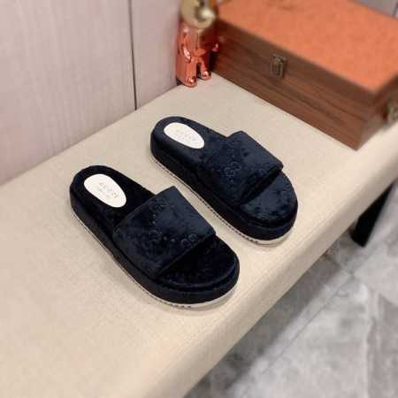 拖鞋新款 厂价 古奇* 最新爆款拖鞋，顶端品牌奢侈～代购，顶级～质量。玉专柜同卖产品鞋面選用进口透气绒布材质 精细做工。原版个性时尚柔软橡膠耐磨防滑大底，上脚轻 - 点击图像关闭