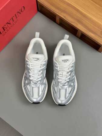 Valention 华伦天奴 -高端品质 原单 -鞋面：纳帕小牛皮、品牌透气网布布匹热切品牌图腾 -内里：品牌帆布 -大底：超轻tpu发泡 橡胶；成型大底 -超 - 点击图像关闭