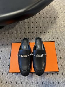 代购级 配飞机盒 爱马仕 Herme*莞产高定品质！全胎牛皮穆勒拖！铆钉款！ H家圆头造型的穆勒拖 还是第一款，上脚包裹感更强，走路更跟脚牛皮面，内里羊皮，鞋底