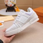 厂批 路易威登 最新首次见证 LV Trainer 运动鞋与 Monogram 的双重经典融合， 点缀蓝色小牛皮制麂皮饰边， 呈现源自复古篮球鞋的低帮设计， 更