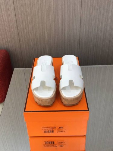 hermes 最新顶级原单品质厚底系列； 香港购入正版，调试了一个月才出货爱马仕厚底拖鞋别看简单，实在不好做，没有原版，根本就不可能做出完美的复刻。也正因为有这