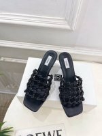 toteme 2025春夏新品 方头编织拖鞋 作为这两年最受欢迎的设计师牌 设计简单 细节巧妙 清新脱俗 不想满大街撞款的可以看看这个品牌 比较小众却又是那么好