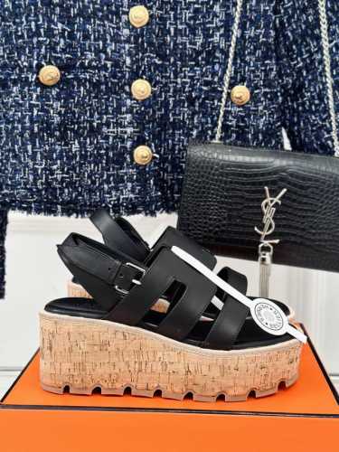 厂价 HermèS 爱马仕经典H厚底凉鞋 依旧是永恒经典的H造型 极约复古的设计 浓厚的异域风情 厚底在拉长腿方面真的Yyds 百搭舒适 上脚秒变大长腿！ 面料