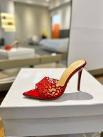 价格P： Gianvito Rossi 经典款尖头电绣高跟鞋，它的出现就像夜空中最璀璨的星辰。经典的款式，永恒的魅力，电绣的图案更是为其增添了梦幻的色彩。每一步