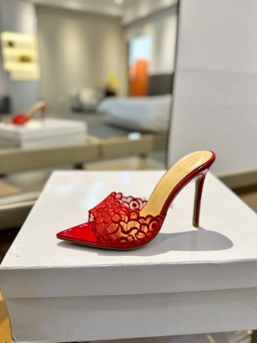 价格P： Gianvito Rossi 经典款尖头电绣高跟鞋，它的出现就像夜空中最璀璨的星辰。经典的款式，永恒的魅力，电绣的图案更是为其增添了梦幻的色彩。每一步