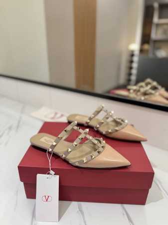 出厂价： Valentino 华伦天奴铆钉 VT经典平底尖头拖鞋，顶级复刻！侧身弧线完美，原版开模定制不生锈铆钉 特别有质感的五金衬托出满满的高级感，带给您正品 - 点击图像关闭