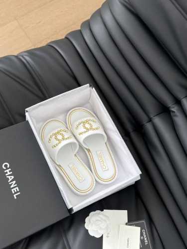 Chanel 新款双c柳丁拖鞋！ 这一季的蜜儿拖上脚太好看了 上脚巨显细长 灰常滴高级！ 鞋面羊皮 内里羊皮 真皮大底 Size:35-39 其他码数定做