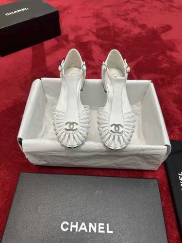 厂价 P390 Chane* ｜小香24P春夏新品 罗马双C凉鞋 每年一到夏天就火爆的凉鞋， 罗马细带设计 美的特别精致！ 鞋面采用进口小羊皮 内里踮脚均为混种