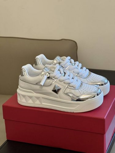 出厂: Valenti No Fw23 New Arrival v家 One Stud情侣款 运动鞋秋冬新配色 麂皮面料搭配皮革 质感拉满的节奏 舒适好穿 增高