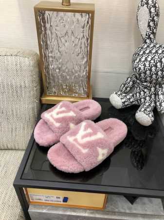 现货出厂价 高端品质 L.V 2024 今年秋冬最火羊毛拖、爆款来袭、现货发售 顶级 品质、完美细节、市场最高版本、你值 拥 :Lvu 原版高密度防滑加厚大底 - 点击图像关闭