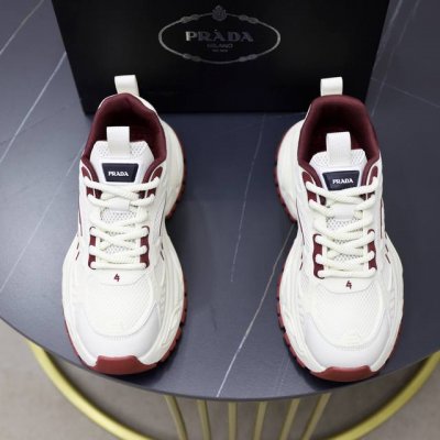 出厂价Pp： 品牌：普拉达Prada 标准码：38-44 45订做 等级：官网同款 材料：原版皮料拼接品牌布匹 舒适透气内里 轻便耐磨运动大底 款式类别：男士时