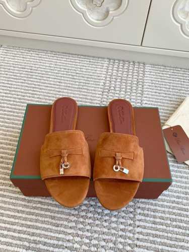 平底 粗跟 代购级 Loro piana Summer Charms Ser LP女士凉鞋拖鞋产品详情：这款绒面羊皮革凉鞋搭配饰有Loro Piana My C