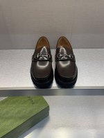 G家男士互扣式双G乐福鞋系带鞋 运动与休闲依然是品牌的重要灵感源泉，这款鞋采用黑色牛皮材质，沟纹鞋底和系带固定均体现了这些领域的影响，让人联想到复古运动服上织带