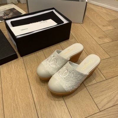 CHANE*｜小香25C新品粗跟双C菱格厚底拖鞋夏天一定要入的凉拖系列可文艺可时髦 穿搭率实在太高了 厚底在拉长腿方面真的yyds百搭舒适 上脚秒变大长腿！鞋面