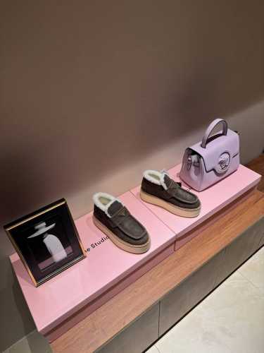 PRADA 普拉达2024秋冬新款△三角标一脚蹬羊毛鞋，厚底靴 雪地靴 双色擦色牛绒真羊羔毛棉靴雪地靴真皮沿条 双色TPU大底 材质细节可对比原版，市面普通版本