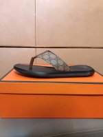 出厂价p 超人字拖鞋时尚新款 Gucci 古奇 奢华品质，设计师在每一期都专业打造，奢华时尚的高端产品，完美的楦型加上顶级的手工制作，超舒适橡胶大底！码数38～
