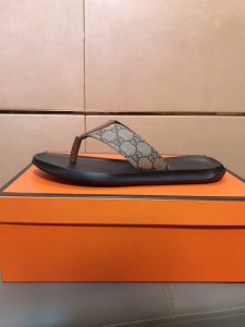 出厂价p 超人字拖鞋时尚新款 Gucci 古奇 奢华品质，设计师在每一期都专业打造，奢华时尚的高端产品，完美的楦型加上顶级的手工制作，超舒适橡胶大底！码数38～