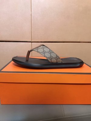 出厂价p 超人字拖鞋时尚新款 Gucci 古奇 奢华品质，设计师在每一期都专业打造，奢华时尚的高端产品，完美的楦型加上顶级的手工制作，超舒适橡胶大底！码数38～