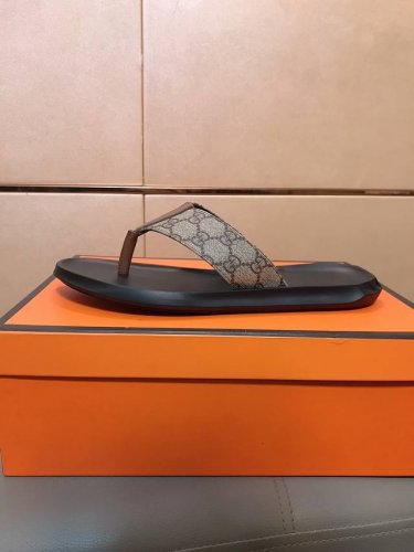 出厂价p 超人字拖鞋时尚新款 Gucci 古奇 奢华品质，设计师在每一期都专业打造，奢华时尚的高端产品，完美的楦型加上顶级的手工制作，超舒适橡胶大底！码数38～