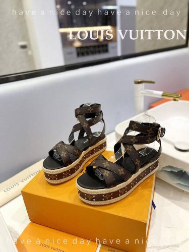 出厂 Loui& Vuitto&路易威登 法国代购新款驴牌 春夏首选 最新走秀款厚底凉鞋 香港原版购入一比一开模 今年的款式比去年增加了老花原素 显得更为大牌