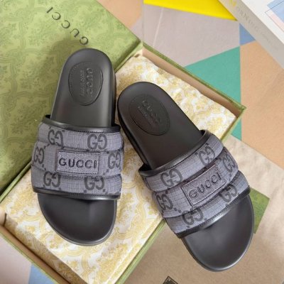 P210 Gucci新款女式大号 Gg 防水台拖鞋 作为品牌的标志性标志，徽标以全新且出人意料的方式丰富了设计。每个标识的背后都蕴藏着品牌的传统和价值，是一种可