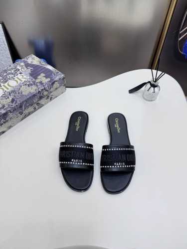 橙子出厂价p dior 迪奥春夏新款 珍珠刺绣平底拖鞋 休闲凉拖 一字拖 这款D-Lane凉拖彰显经典风格 黑色牛皮革鞋面 展示镂空藤格纹图案 饰以金色饰面金属