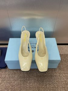 工厂价 PRADA 2025春夏新款方头高跟穆勒女鞋 普拉达粗跟果冻色时尚百搭后空凉鞋材质:鞋面进口牛漆皮+水染羊皮内里+意大利注塑真皮大底跟高：8.5CMSi