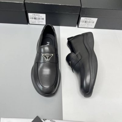 prad*普拉达～4E2569新品 一脚蹬休闲运动男鞋 秀场版 领先专柜尝鲜款式 臻选进口柔软头层牛皮 外腰真皮立体凸出设计颇具特色 P家经典三角徽章 尽显品牌